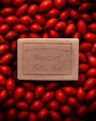 ✨ Další letošní podzimní novinka je tady - ŠÍPKOVÉ MÝDLO ❤️ Tento nový kousek v naší řadě přírodních mýdel obsahuje...