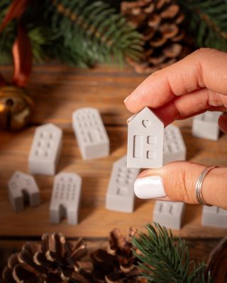 🎄 Už pomalu přemýšlíte, jak letos ozdobíte svůj domov na Vánoce? Zkuste to jinak – s našimi betonovými minidomečky 🏠 Každý...