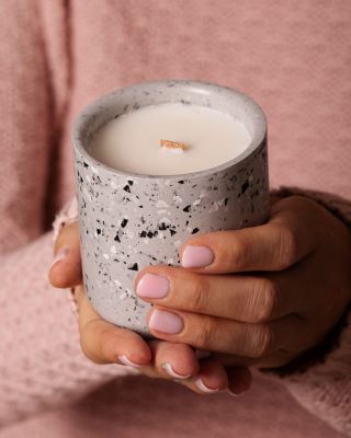 ✨ Další podzimní NOVINKA je tu! 🍁 Představujeme vám novou designovou terrazzo svíčku v elegantní šedé barvě s vůní Amber...